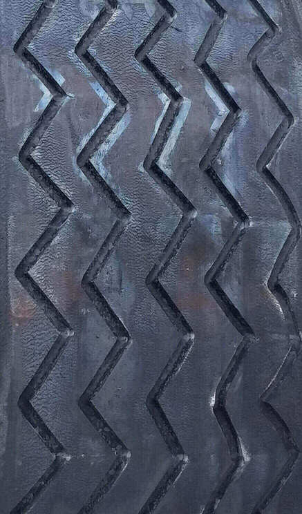 Sawtooth tread pattern image